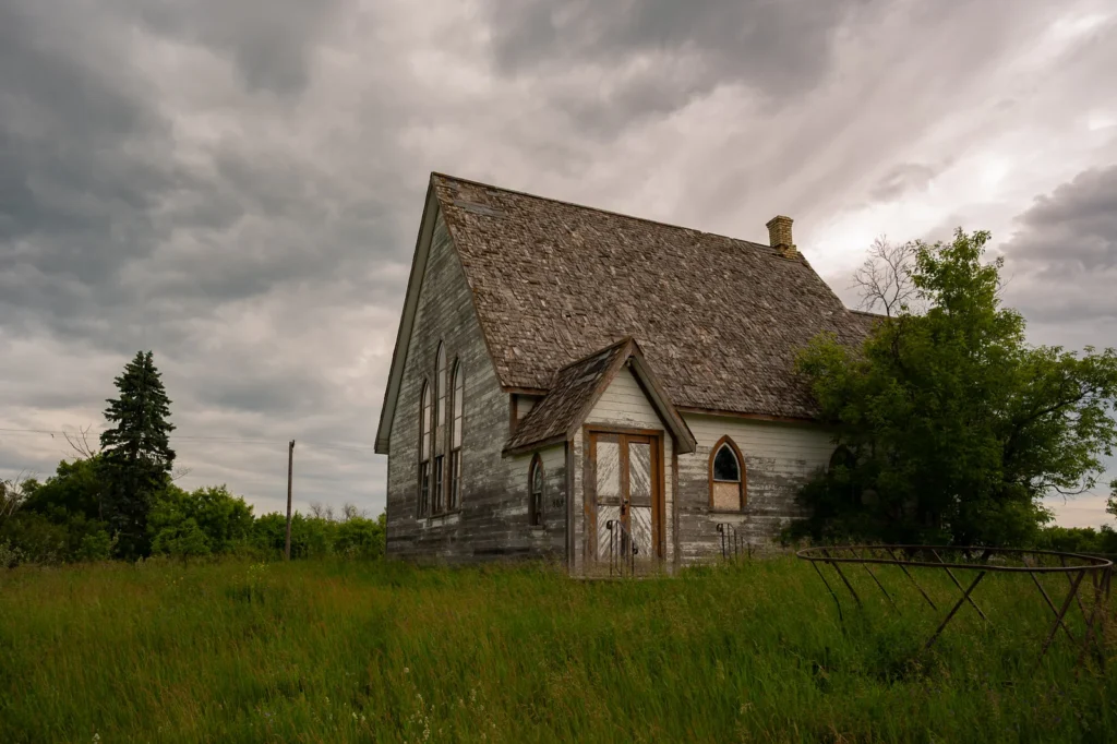 Explore the eerie ghost town of Solsgirth, Manitoba, where just three families remain. See abandoned churches, empty homes, and a settlement frozen in time since 2002.