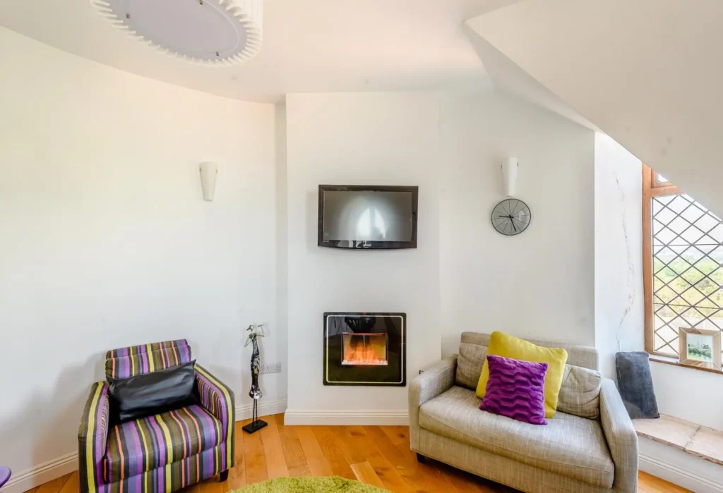 A one-bed home inside a historic folly tower with spiral staircases and a rooftop terrace is up for sale for £300,000. The Grade II-listed Gazebo Tower was built in.