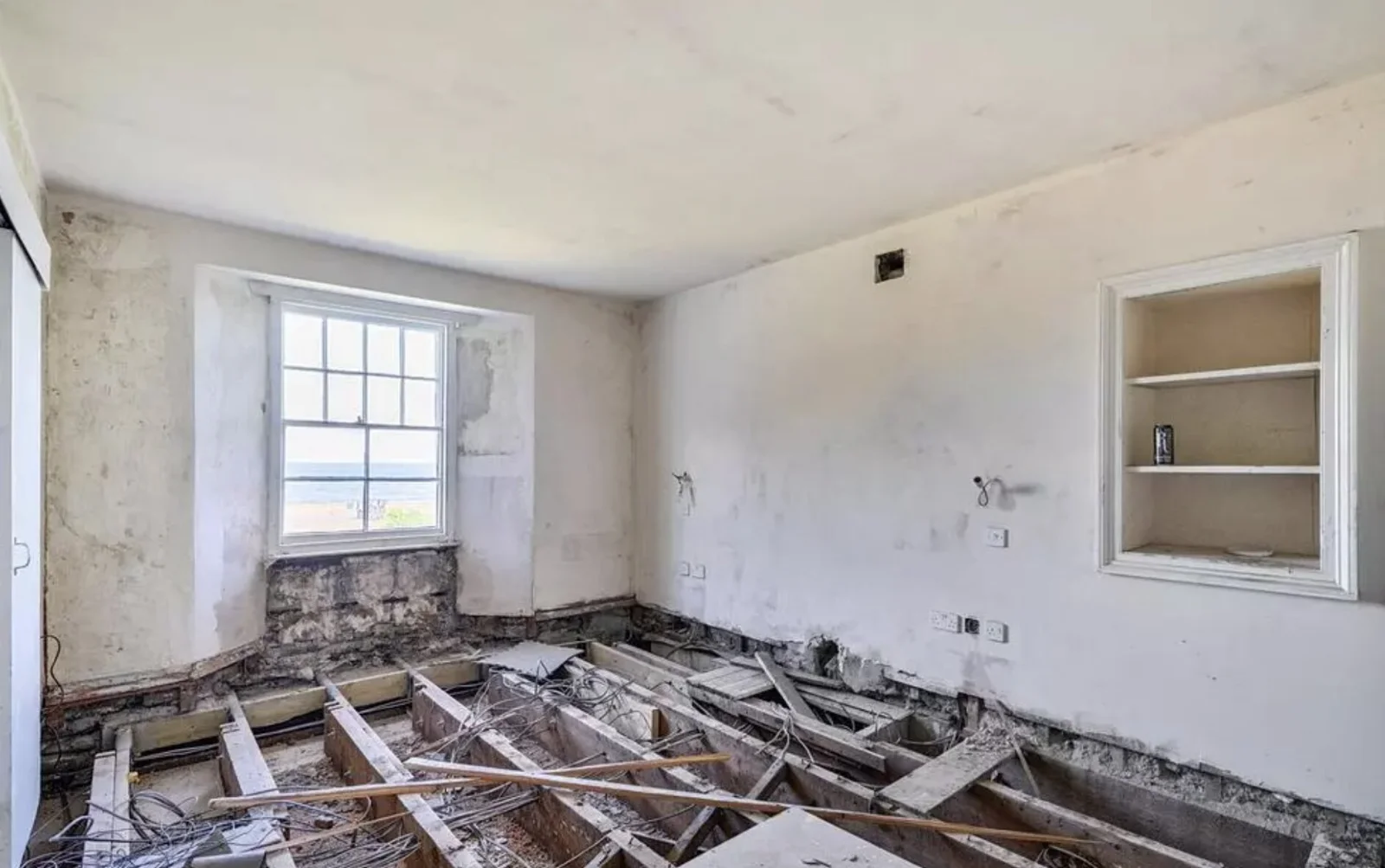 A sprawling 19-bed seaside manor with spectacular coastal views has hit the market for just £250,000 - but its new owner will have to tread unsafe areas if they want to.