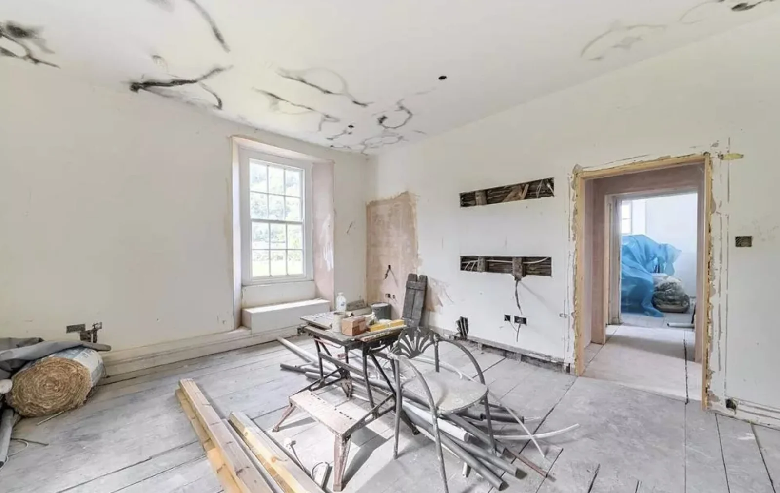 A sprawling 19-bed seaside manor with spectacular coastal views has hit the market for just £250,000 - but its new owner will have to tread unsafe areas if they want to.