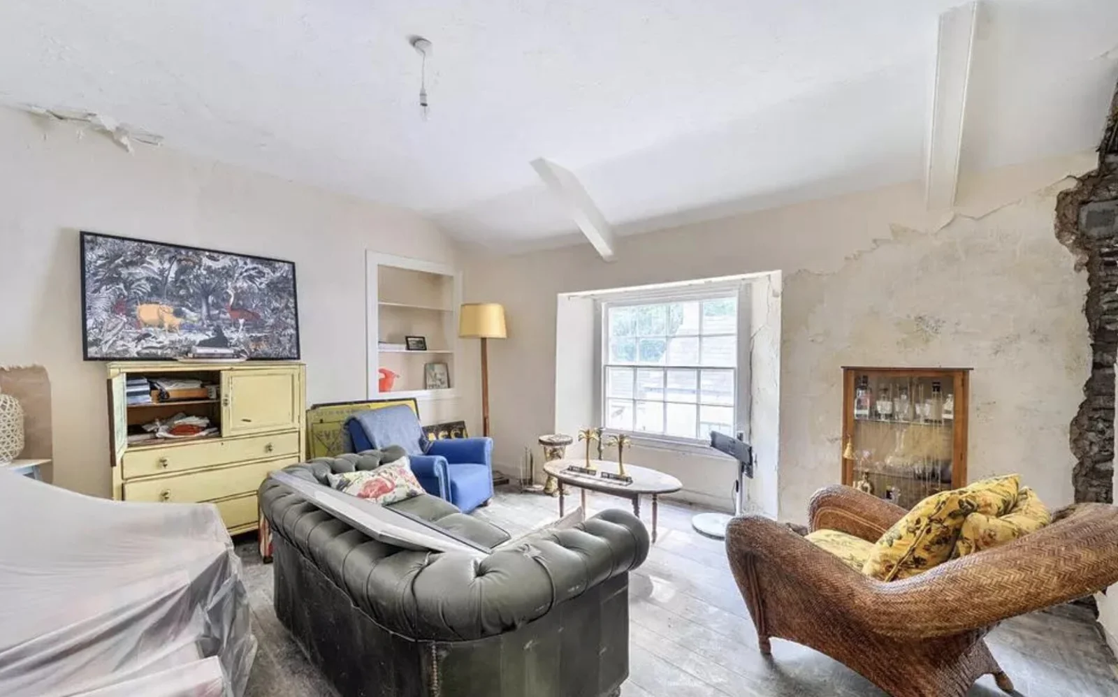A sprawling 19-bed seaside manor with spectacular coastal views has hit the market for just £250,000 - but its new owner will have to tread unsafe areas if they want to.