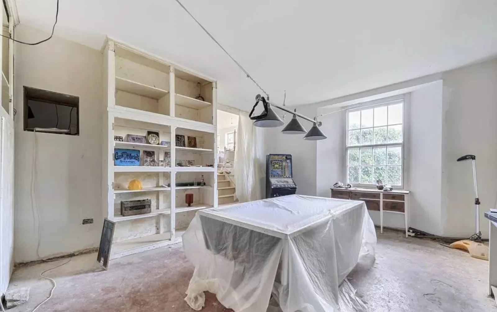 A sprawling 19-bed seaside manor with spectacular coastal views has hit the market for just £250,000 - but its new owner will have to tread unsafe areas if they want to.