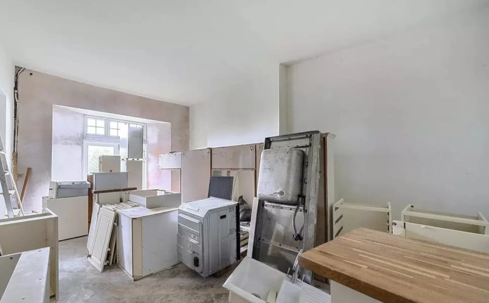 A sprawling 19-bed seaside manor with spectacular coastal views has hit the market for just £250,000 - but its new owner will have to tread unsafe areas if they want to.