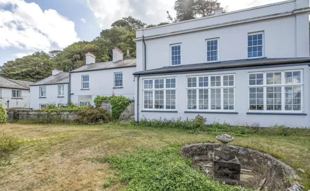 A sprawling 19-bed seaside manor with spectacular coastal views has hit the market for just £250,000 - but its new owner will have to tread unsafe areas if they want to.